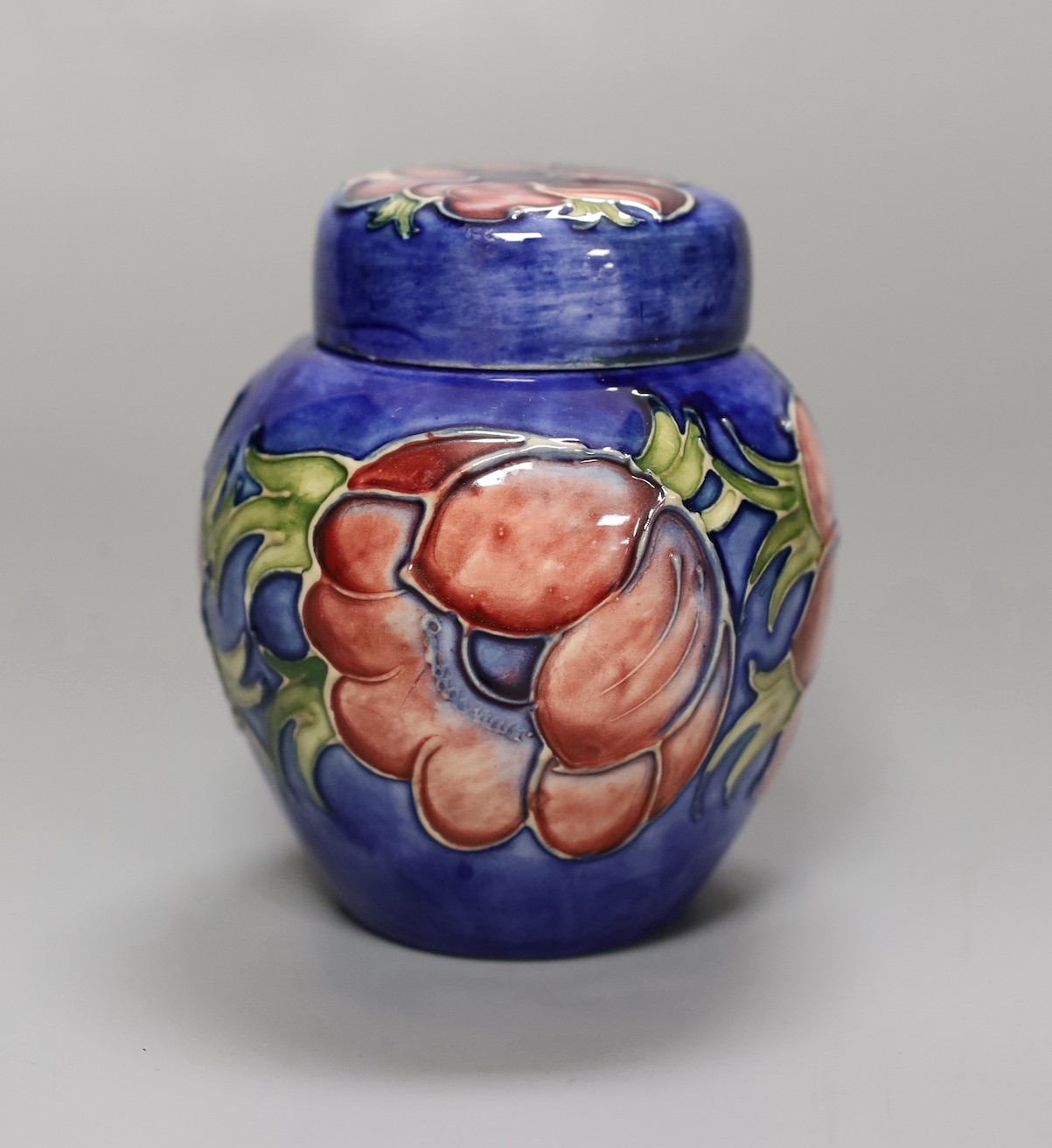 A small Moorcroft anenome ginger jar and cover, 10cm
